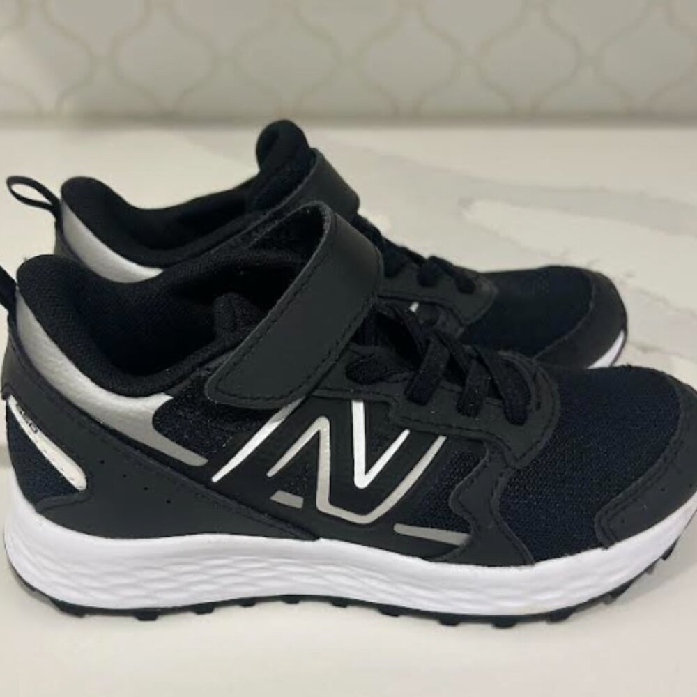 🖤 New Balance Kids Running Shoes – Black & White (Size 13 US)